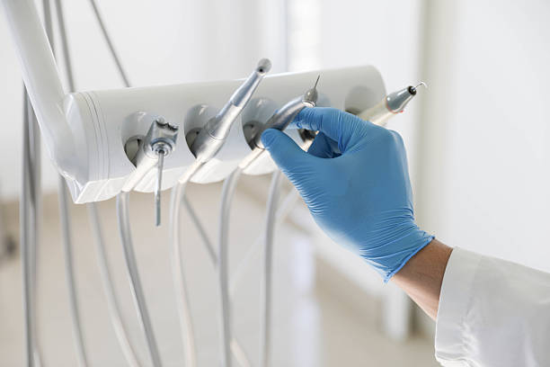 Professional Tooth Extraction technician working in Oak Park, MI